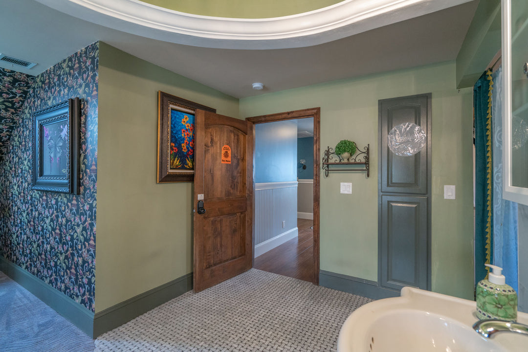 Posh Luxury Master Suite @ Twila’s Blooming Heart Village
