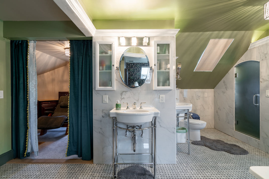 Posh Luxury Master Suite @ Twila’s Blooming Heart Village