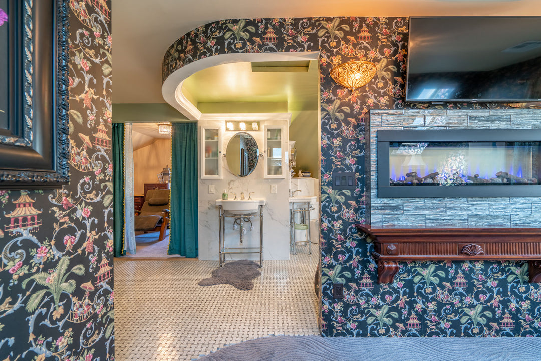 Posh Luxury Master Suite @ Twila’s Blooming Heart Village